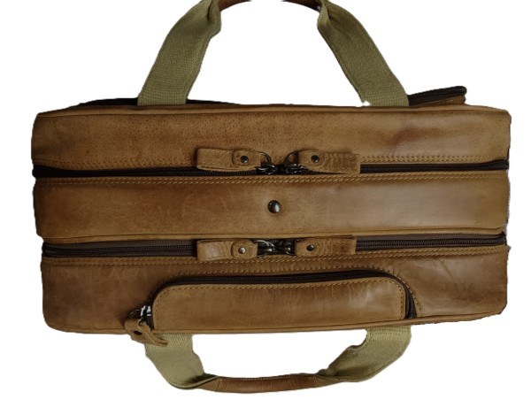 Brauner Pilotenkoffer AIR1 aus Leder - mit Gebrauchsspuren Brauner Pilotenkoffer AIR1 aus Leder - mit Gebrauchsspuren