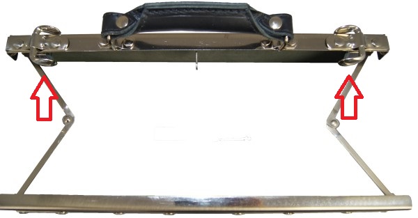 Maulbuegelverschluss-geoeffnet-fuer-Doktortaschen-Italien-Pfeile