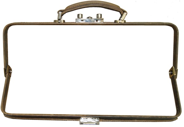 Maulbuegelverschluss-geoeffnet-fuer-Doktortaschen-Asien