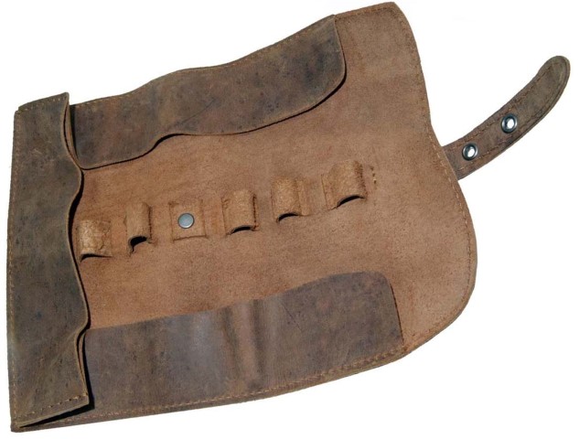 Stifterolle aus braunem Leder offen Stifterolle Leder braun offen