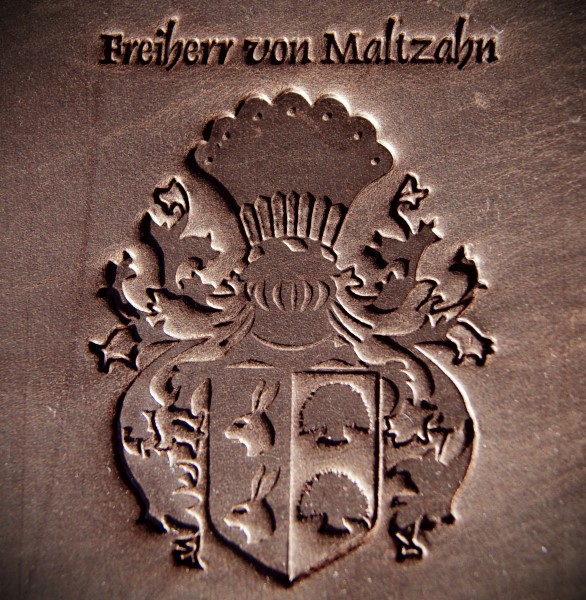 Baron von Maltzahn Wappen in Leder