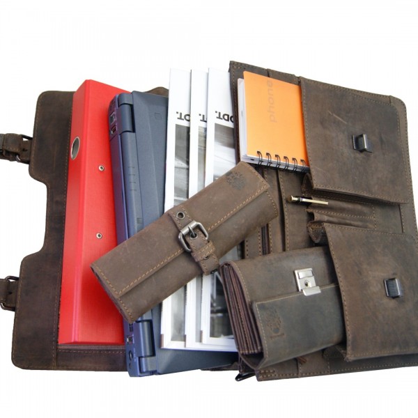 Verstauen Sie Laptop, Ordner und all die anderen Siebensachen in der Aktentasche. Verstauen Sie Laptop, Ordner und all die anderen Siebensachen in der Aktentasche.